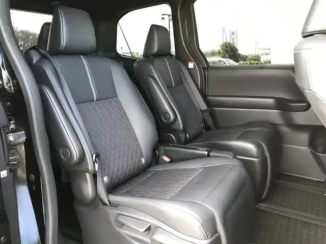 トヨタ ノア ハイブリッド S－Z 鳥取県 2023(令5)年 2.7万km アティチュードブラックマイカ 10.5インチディスプレイオーディオ/ナビ/BT/USB/Mira/バックカメラ・ETC２．０/トヨタセーフティセンス/アドバンストドライブ/ブラインドスポットモニター/モデリスタエアロパーツ/フロント/サイド/リア/快適利便パッケージHi/前席2列目シートヒーター/2列目オットマンシート/パワーバックドア/両側パワースライドドア/ハーフレザーシート/3眼プロジェクター式LEDヘットライト/フォグライト/純正17インチアルミホイール/プッシュエンジンスタート/スマートキー