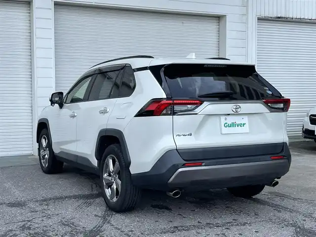 トヨタ ＲＡＶ４ G 高知県 2020(令2)年 5.9万km ホワイトパールクリスタルシャイン 社外ナビ/　Bluetooth/フルセグ/　CD/DVD/AM/FM/バックカメラ/ナビ連動ドライブレコーダー/ビルトインETC/4WD/プッシュスタート/スマートキー/レザーシート/純正フロアマット/純正18インチアルミホイール/クルーズコントロール/パワーシート/シートメモリー/LEDヘッドライト/オートマチックハイビーム/オートライト/衝突被害軽減システム/本革巻きステアリング/盗難防止装置DVDナビ