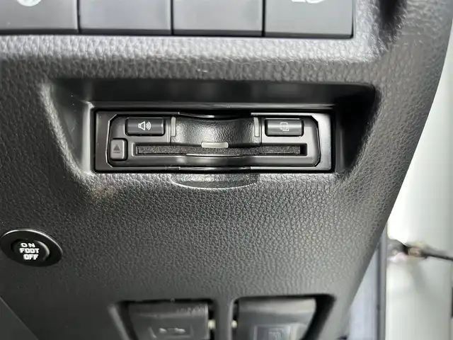 トヨタ ＲＡＶ４ G 高知県 2020(令2)年 5.9万km ホワイトパールクリスタルシャイン 社外ナビ/　Bluetooth/フルセグ/　CD/DVD/AM/FM/バックカメラ/ナビ連動ドライブレコーダー/ビルトインETC/4WD/プッシュスタート/スマートキー/レザーシート/純正フロアマット/純正18インチアルミホイール/クルーズコントロール/パワーシート/シートメモリー/LEDヘッドライト/オートマチックハイビーム/オートライト/衝突被害軽減システム/本革巻きステアリング/盗難防止装置DVDナビ