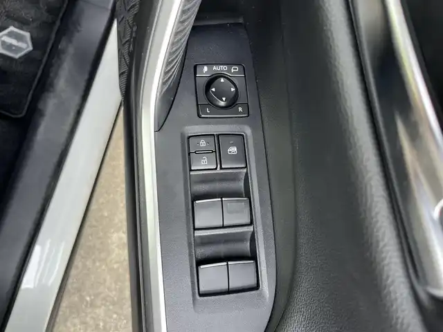 トヨタ ＲＡＶ４ G 高知県 2020(令2)年 5.9万km ホワイトパールクリスタルシャイン 社外ナビ/　Bluetooth/フルセグ/　CD/DVD/AM/FM/バックカメラ/ナビ連動ドライブレコーダー/ビルトインETC/4WD/プッシュスタート/スマートキー/レザーシート/純正フロアマット/純正18インチアルミホイール/クルーズコントロール/パワーシート/シートメモリー/LEDヘッドライト/オートマチックハイビーム/オートライト/衝突被害軽減システム/本革巻きステアリング/盗難防止装置DVDナビ