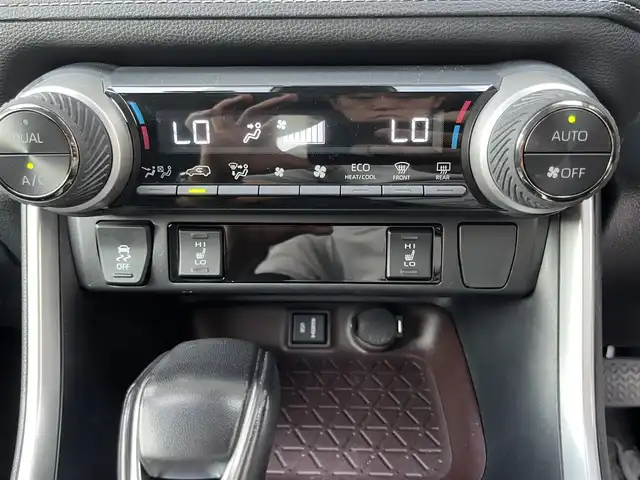 トヨタ ＲＡＶ４ G 高知県 2020(令2)年 5.9万km ホワイトパールクリスタルシャイン 社外ナビ/　Bluetooth/フルセグ/　CD/DVD/AM/FM/バックカメラ/ナビ連動ドライブレコーダー/ビルトインETC/4WD/プッシュスタート/スマートキー/レザーシート/純正フロアマット/純正18インチアルミホイール/クルーズコントロール/パワーシート/シートメモリー/LEDヘッドライト/オートマチックハイビーム/オートライト/衝突被害軽減システム/本革巻きステアリング/盗難防止装置DVDナビ