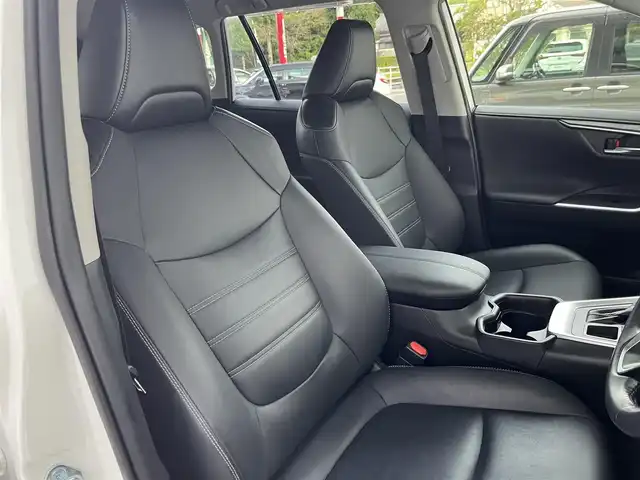 トヨタ ＲＡＶ４ G 高知県 2020(令2)年 5.9万km ホワイトパールクリスタルシャイン 社外ナビ/　Bluetooth/フルセグ/　CD/DVD/AM/FM/バックカメラ/ナビ連動ドライブレコーダー/ビルトインETC/4WD/プッシュスタート/スマートキー/レザーシート/純正フロアマット/純正18インチアルミホイール/クルーズコントロール/パワーシート/シートメモリー/LEDヘッドライト/オートマチックハイビーム/オートライト/衝突被害軽減システム/本革巻きステアリング/盗難防止装置DVDナビ