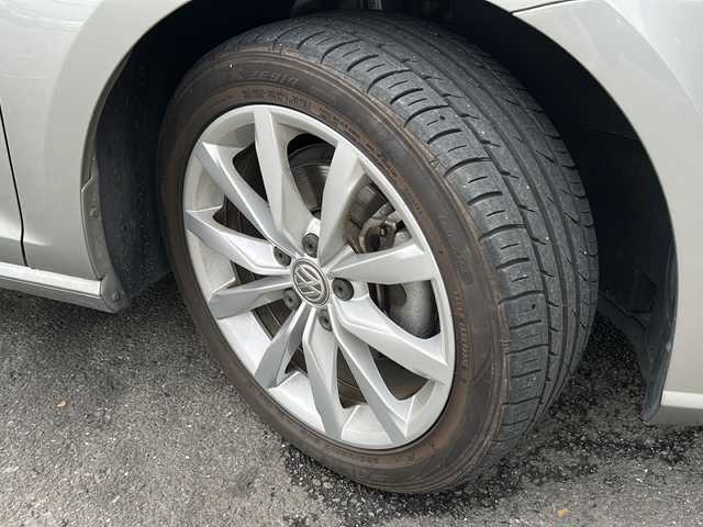 フォルクスワーゲン ゴルフ TSI コンフォートL テックED 京都府 2019(平31)年 7.1万km シルバー 純正ＳＤナビ　　/フルセグＴＶ/バックカメラ/ＭＴモード　/AUX接続/AppleCarPlay接続/フロンフォグライト/ＥＴＣ２．０ビルトイン　/Ｂｌｕｅｔｏｏｈ接続/衝突被害軽減システム/盗難防止装置/横滑り防止装置/純正アルミホイール　 /Wサイドエアバッグ/エンジンスタートボタン/ウィンカーミラー/スマートキー/ワンオーナー