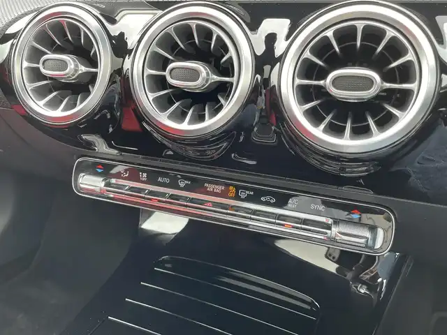 メルセデス・ベンツ Ａ２００ｄ AMGライン 東京都 2019(令1)年 2.3万km ジュピターレッド 360度カメラ/ヘッドアップディスプレイ/サンルーフ/ACC/LKA/BSM/赤黒ツートンレザーシート/パワーシート/シートヒーター/LEDヘッドライト/レーダーセーフティーパッケージ