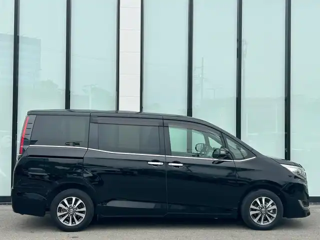 トヨタ エスクァイア ハイブリッド Gi プレミアムパッケージ ブラックテーラード 大阪府 2021(令3)年 1.4万km ブラック 純正１０インチナビ/  フルセグTV/CD/DVD/Bluetooth/USB/衝突軽減/バックモニター/１２インチ後席モニター/前席シートヒーター/両側パワースライドドア/クルーズコントロール/ドライブレコーダー/コーナーセンサー/純正15インチアルミホイール/純正フロアマット/100V電源/スマートキー/ワンオーナー/ＥＴＣ/ＬＥＤライト