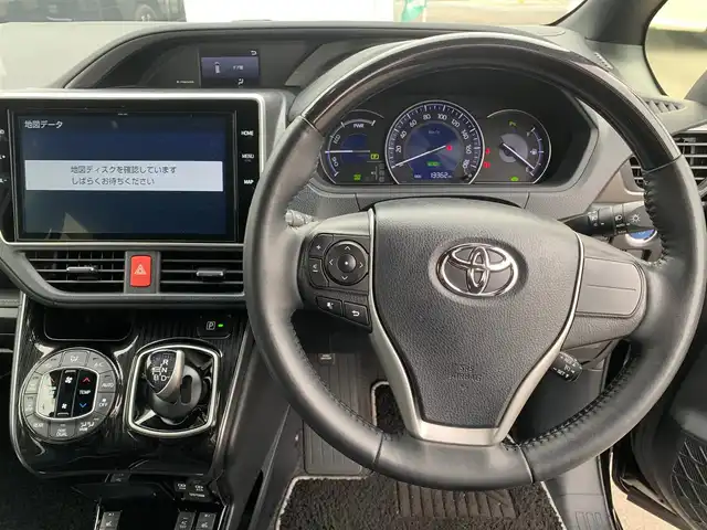 トヨタ エスクァイア ハイブリッド Gi プレミアムパッケージ ブラックテーラード 大阪府 2021(令3)年 1.4万km ブラック 純正１０インチナビ/  フルセグTV/CD/DVD/Bluetooth/USB/衝突軽減/バックモニター/１２インチ後席モニター/前席シートヒーター/両側パワースライドドア/クルーズコントロール/ドライブレコーダー/コーナーセンサー/純正15インチアルミホイール/純正フロアマット/100V電源/スマートキー/ワンオーナー/ＥＴＣ/ＬＥＤライト