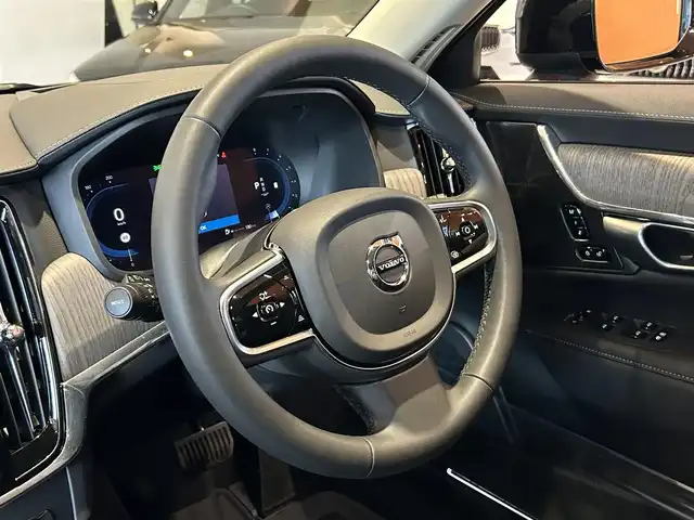 ボルボ ボルボ Ｖ９０ クロスカントリー アルティメット B5 AWD 道央・札幌 2024(令6)年 0.3万km オニキスブラックP 電子制御エアサスペンション/電動パノラマサンルーフ/メタリックペイント/harman/kardonサラウンド/純正メモリナビ/　・Googleナビ/　・AppeleCaePlay/　・360°カメラ/　・AndroidAuto/ナッパレザーシート/シートヒーター/シートベンチレーション/ステアリングヒーター/ヘッドアップディスプレイ/4ゾーンエアコン/パワーテールゲート