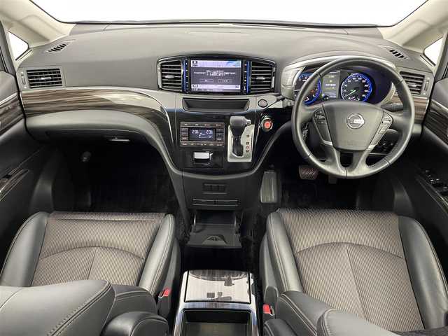 日産 エルグランド 250ハイウェイスターS 埼玉県 2018(平30)年 5.3万km ブリリアントホワイトパール 純正８インチナビ　フリップダウンモニター　バックカメラ　ＥＴＣ　クルーズコントロール　両側パワースライドドア　ナビ連動ドラレコ　ハーフレザー　ステアリングスイッチ　スマートキー　ＬＥＤライト　地デジ