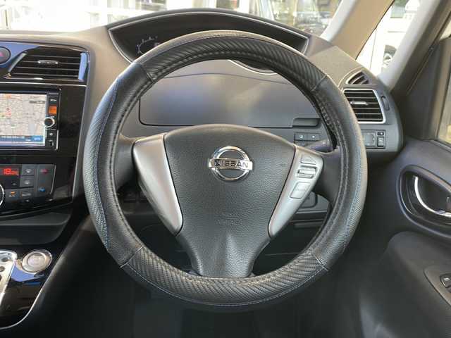 日産 セレナ HWS S HV Vセレ +Sefty 静岡県 2015(平27)年 8.5万km ブリリアントホワイトパール シティーブレーキサポート/・レーンキープアシスト/・全方位カメラ/純正ナビ/・フルセグTV/・CD/DVD/BT/ラジオ/主要装備/・両側パワースライドドア/・フリップダウンモニター/・ETC/・アイドリングストップ/・プッシュスタート/・スマートキー/・LEDヘッドライト/・純正フロアマット