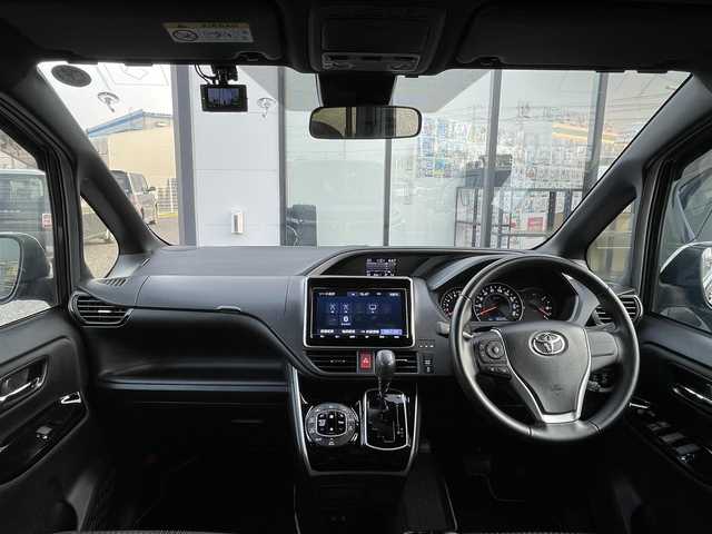 トヨタ ヴォクシー ZS 煌Ⅱ 千葉県 2020(令2)年 3万km イナズマスパーキングブラックガラスフレーク 純正9インチナビ/(フルセグTV/CD/DVD/BT/FM/AM)/バックカメラ/衝突被害軽減システム/車線逸脱警報/クルーズコントロール/純正フリップダウンモニター/両側パワースライドドア/ハンズフリーオートスライドドア/横滑り防止装置/ETC/ドライブレコーダー/アイドリングストップ/LEDヘッドライト/フォグランプ/オートライト/ウィンカーミラー/電動格納ミラー/純正16インチAW/シートリフター/プッシュスタート/スマートキー/フロアマット/ドアバイザー/スペアキー/取扱説明書/保証書