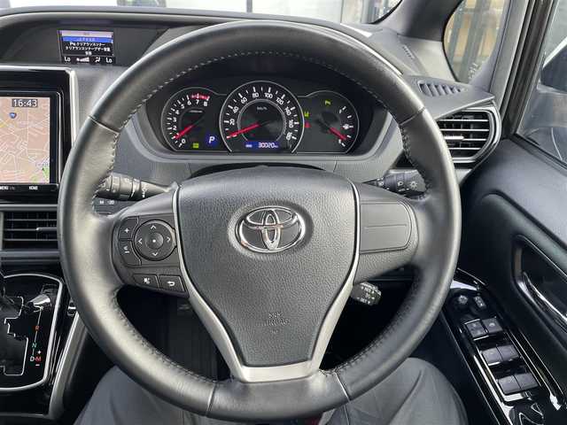トヨタ ヴォクシー ZS 煌Ⅱ 千葉県 2020(令2)年 3万km イナズマスパーキングブラックガラスフレーク 純正9インチナビ/(フルセグTV/CD/DVD/BT/FM/AM)/バックカメラ/衝突被害軽減システム/車線逸脱警報/クルーズコントロール/純正フリップダウンモニター/両側パワースライドドア/ハンズフリーオートスライドドア/横滑り防止装置/ETC/ドライブレコーダー/アイドリングストップ/LEDヘッドライト/フォグランプ/オートライト/ウィンカーミラー/電動格納ミラー/純正16インチAW/シートリフター/プッシュスタート/スマートキー/フロアマット/ドアバイザー/スペアキー/取扱説明書/保証書