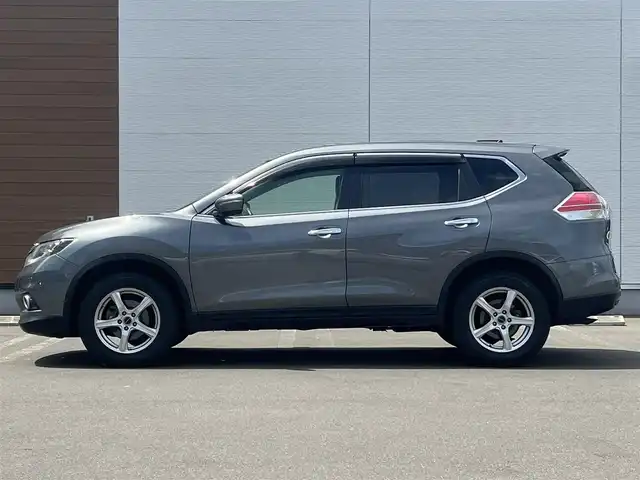 日産 エクストレイル 20X エマージェンシーブレーキ 秋田県 2017(平29)年 8.4万km ダークメタルグレー ４WD/衝突軽減システム/LEDヘッドライト/純正SDナビ/フルセグ/全方位カメラ/アラウンドビューモニター/ブリヂストン製BALMINUM17インチアルミ（冬タイヤ装着）/スマートキー/アイドリングストップ/コーナーセンサー/ダウンヒルアシストコントロール/プッシュスタート/クルーズコントロール追従走行無/前席シートヒーター/純正エンジンスターター/ETC/ステアリングスイッチ/純正フロアマット/純正ドアバイザー/オートライト/オートエアコン/パワーステアリング/パワーウィンドウ/ミラーヒーター/横滑り防止/盗難防止装置/寒冷地仕様/電動格納ウィンカーミラー/キーレスエントリー/保証書/取扱説明書/記録簿/スペアキー1本有