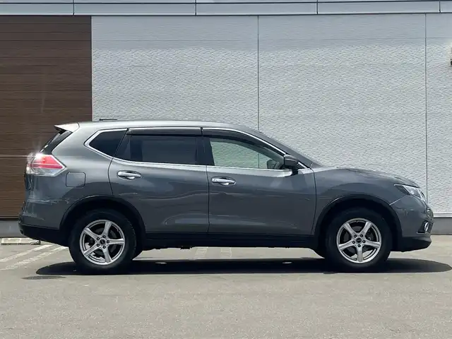 日産 エクストレイル 20X エマージェンシーブレーキ 秋田県 2017(平29)年 8.4万km ダークメタルグレー ４WD/衝突軽減システム/LEDヘッドライト/純正SDナビ/フルセグ/全方位カメラ/アラウンドビューモニター/ブリヂストン製BALMINUM17インチアルミ（冬タイヤ装着）/スマートキー/アイドリングストップ/コーナーセンサー/ダウンヒルアシストコントロール/プッシュスタート/クルーズコントロール追従走行無/前席シートヒーター/純正エンジンスターター/ETC/ステアリングスイッチ/純正フロアマット/純正ドアバイザー/オートライト/オートエアコン/パワーステアリング/パワーウィンドウ/ミラーヒーター/横滑り防止/盗難防止装置/寒冷地仕様/電動格納ウィンカーミラー/キーレスエントリー/保証書/取扱説明書/記録簿/スペアキー1本有