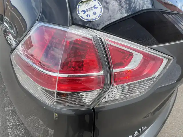 日産 エクストレイル 20X エマージェンシーブレーキ 秋田県 2017(平29)年 8.4万km ダークメタルグレー ４WD/衝突軽減システム/LEDヘッドライト/純正SDナビ/フルセグ/全方位カメラ/アラウンドビューモニター/ブリヂストン製BALMINUM17インチアルミ（冬タイヤ装着）/スマートキー/アイドリングストップ/コーナーセンサー/ダウンヒルアシストコントロール/プッシュスタート/クルーズコントロール追従走行無/前席シートヒーター/純正エンジンスターター/ETC/ステアリングスイッチ/純正フロアマット/純正ドアバイザー/オートライト/オートエアコン/パワーステアリング/パワーウィンドウ/ミラーヒーター/横滑り防止/盗難防止装置/寒冷地仕様/電動格納ウィンカーミラー/キーレスエントリー/保証書/取扱説明書/記録簿/スペアキー1本有