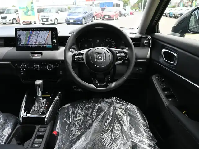 ホンダ ヴェゼル ハイブリッド e:HEV Z 千葉県 2025(令7)年 0.1千km クリスタルブラックパール e:HEV Z　3VC4AZ　Honda CONNECTディスプレー+ETC2.0車載器+ワイヤレス充電器(220000)/ホンダセンシング/・衝突軽減ブレーキ（CMBS）/・車線維持支援システム（LKAS）/・アダプティブクルーズコントロール（ACC）/・後方誤発進抑制機能/・誤発進抑制機能/ハーフレザーシート/前席シートヒーター/純正コネクトナビ/地デジTV/【Bluetooth接続】/【Apple CarPlay　Android Auto対応】/バックカメラ/ワイヤレス充電/革巻きステアリング/ステアリングヒーター/ステアリングスイッチ/パドルシフト/ETC（2.0）/LEDヘッドライト/フォグライト/ウインカーミラー/コーナーセンサー/純正18インチアルミホイル/サイド/カーテンエアバッグ/Honda スマートキー