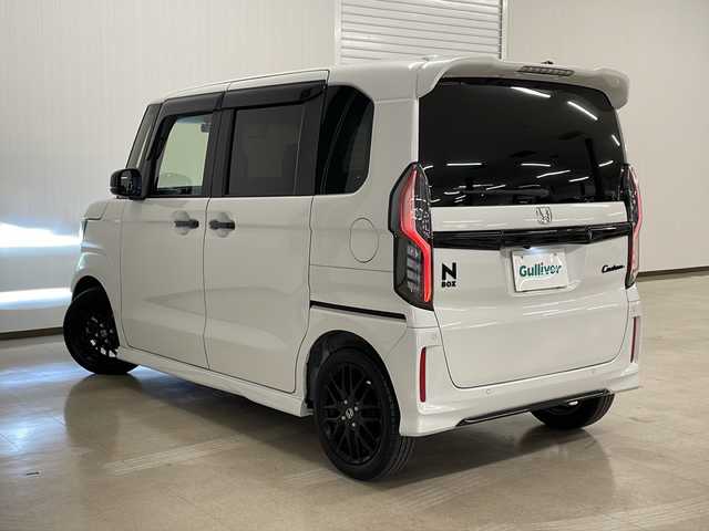 ホンダ Ｎ ＢＯＸ カスタム L スタイル+ブラック 熊本県 2023(令5)年 1.2万km プラチナホワイトパール 社外SDナビ（BT、DVD、CD、ラジオ、フルセグ）/ETC/バックカメラ/ドライブレコーダー/クルーズコントロール/両側パワースライドドア/シートヒーター/カスタムLターボ用純正ブラック15インチAW/オートハイビーム/オートライト/・LEDヘッドライト/・フォグランプ/レーンキープアシスト/横滑り防止/衝突被害軽減ブレーキ/プッシュスタート/スマートキー/・スペアキー