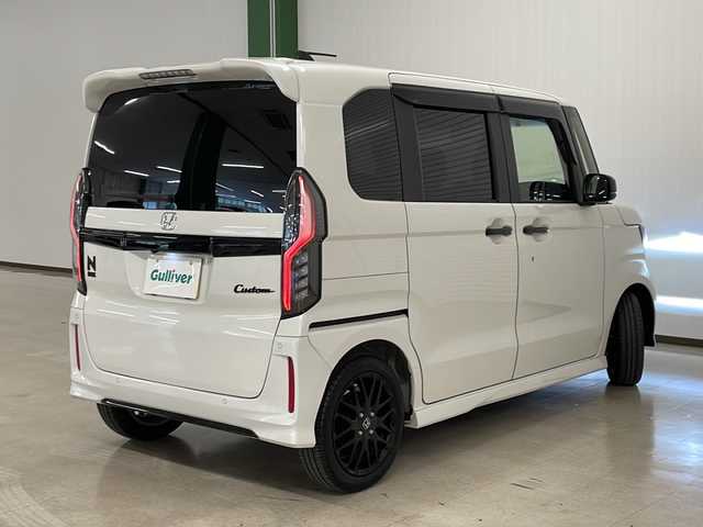 ホンダ Ｎ ＢＯＸ カスタム L スタイル+ブラック 熊本県 2023(令5)年 1.2万km プラチナホワイトパール 社外SDナビ（BT、DVD、CD、ラジオ、フルセグ）/ETC/バックカメラ/ドライブレコーダー/クルーズコントロール/両側パワースライドドア/シートヒーター/カスタムLターボ用純正ブラック15インチAW/オートハイビーム/オートライト/・LEDヘッドライト/・フォグランプ/レーンキープアシスト/横滑り防止/衝突被害軽減ブレーキ/プッシュスタート/スマートキー/・スペアキー