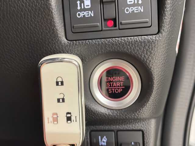 ホンダ Ｎ ＢＯＸ カスタム L スタイル+ブラック 熊本県 2023(令5)年 1.2万km プラチナホワイトパール 社外SDナビ（BT、DVD、CD、ラジオ、フルセグ）/ETC/バックカメラ/ドライブレコーダー/クルーズコントロール/両側パワースライドドア/シートヒーター/カスタムLターボ用純正ブラック15インチAW/オートハイビーム/オートライト/・LEDヘッドライト/・フォグランプ/レーンキープアシスト/横滑り防止/衝突被害軽減ブレーキ/プッシュスタート/スマートキー/・スペアキー