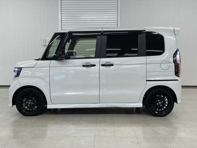 ホンダ Ｎ ＢＯＸ カスタム L スタイル+ブラック 熊本県 2023(令5)年 1.2万km プラチナホワイトパール 社外SDナビ（BT、DVD、CD、ラジオ、フルセグ）/ETC/バックカメラ/ドライブレコーダー/クルーズコントロール/両側パワースライドドア/シートヒーター/カスタムLターボ用純正ブラック15インチAW/オートハイビーム/オートライト/・LEDヘッドライト/・フォグランプ/レーンキープアシスト/横滑り防止/衝突被害軽減ブレーキ/プッシュスタート/スマートキー/・スペアキー