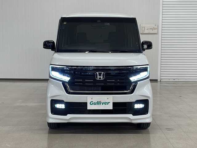 ホンダ Ｎ ＢＯＸ カスタム L スタイル+ブラック 熊本県 2023(令5)年 1.2万km プラチナホワイトパール 社外SDナビ（BT、DVD、CD、ラジオ、フルセグ）/ETC/バックカメラ/ドライブレコーダー/クルーズコントロール/両側パワースライドドア/シートヒーター/カスタムLターボ用純正ブラック15インチAW/オートハイビーム/オートライト/・LEDヘッドライト/・フォグランプ/レーンキープアシスト/横滑り防止/衝突被害軽減ブレーキ/プッシュスタート/スマートキー/・スペアキー