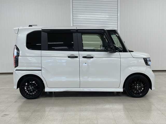 ホンダ Ｎ ＢＯＸ カスタム L スタイル+ブラック 熊本県 2023(令5)年 1.2万km プラチナホワイトパール 社外SDナビ（BT、DVD、CD、ラジオ、フルセグ）/ETC/バックカメラ/ドライブレコーダー/クルーズコントロール/両側パワースライドドア/シートヒーター/カスタムLターボ用純正ブラック15インチAW/オートハイビーム/オートライト/・LEDヘッドライト/・フォグランプ/レーンキープアシスト/横滑り防止/衝突被害軽減ブレーキ/プッシュスタート/スマートキー/・スペアキー