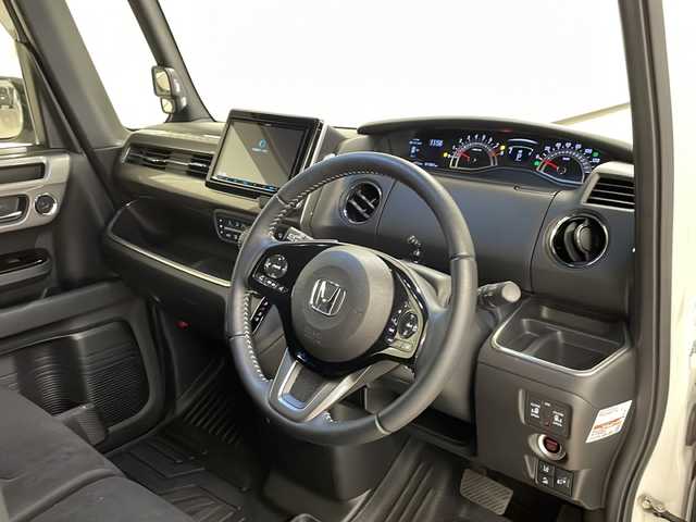 ホンダ Ｎ ＢＯＸ カスタム L スタイル+ブラック 熊本県 2023(令5)年 1.2万km プラチナホワイトパール 社外SDナビ（BT、DVD、CD、ラジオ、フルセグ）/ETC/バックカメラ/ドライブレコーダー/クルーズコントロール/両側パワースライドドア/シートヒーター/カスタムLターボ用純正ブラック15インチAW/オートハイビーム/オートライト/・LEDヘッドライト/・フォグランプ/レーンキープアシスト/横滑り防止/衝突被害軽減ブレーキ/プッシュスタート/スマートキー/・スペアキー