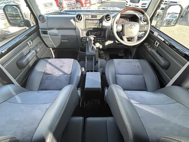 トヨタ ランドクルーザー AX 愛知県 2025(令7)年 0.1万km アティチュードブラックマイカ ４ＷＤ/純正シート（ハーフレザー）/純正ＳＤナビ（NMZK-W73D）/バックカメラ/衝突軽減ブレーキ/オートハイビームシステム/レーンディパーチャーアラート/クルーズコントロール/ＢＴ/ＤＴＶ/ＣＤ／ＤＶＤ/ＥＴＣ/デフロック（標準）/ＤＡＣ/自動防眩ミラー（バックカメラ機能付き）/丸目ＬＥＤヘッドライト/背面スペアタイヤ（カバー付き）/純正フロアマット/純正ＡＷ１６インチ/リアガラス熱線
