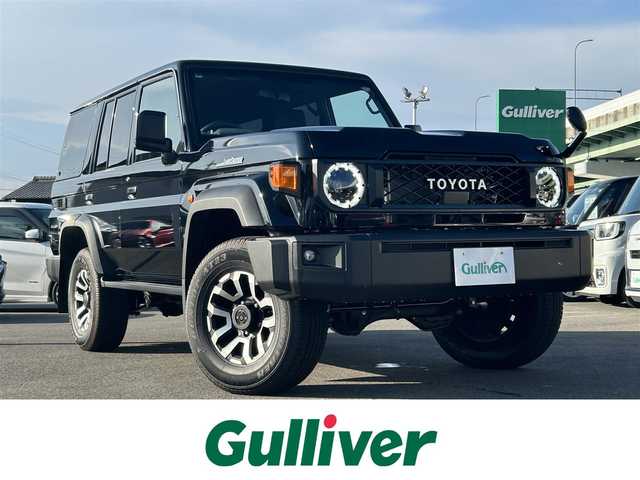 トヨタ ランドクルーザー AX 愛知県 2025(令7)年 0.1万km アティチュードブラックマイカ ４ＷＤ/純正シート（ハーフレザー）/純正ＳＤナビ（NMZK-W73D）/バックカメラ/衝突軽減ブレーキ/オートハイビームシステム/レーンディパーチャーアラート/クルーズコントロール/ＢＴ/ＤＴＶ/ＣＤ／ＤＶＤ/ＥＴＣ/デフロック（標準）/ＤＡＣ/自動防眩ミラー（バックカメラ機能付き）/丸目ＬＥＤヘッドライト/背面スペアタイヤ（カバー付き）/純正フロアマット/純正ＡＷ１６インチ/リアガラス熱線