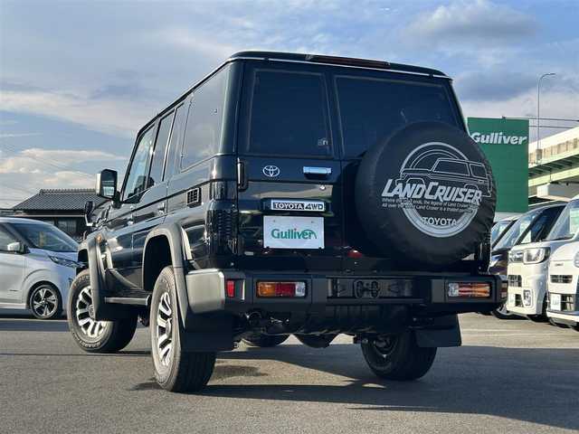 トヨタ ランドクルーザー AX 愛知県 2025(令7)年 0.1万km アティチュードブラックマイカ ４ＷＤ/純正シート（ハーフレザー）/純正ＳＤナビ（NMZK-W73D）/バックカメラ/衝突軽減ブレーキ/オートハイビームシステム/レーンディパーチャーアラート/クルーズコントロール/ＢＴ/ＤＴＶ/ＣＤ／ＤＶＤ/ＥＴＣ/デフロック（標準）/ＤＡＣ/自動防眩ミラー（バックカメラ機能付き）/丸目ＬＥＤヘッドライト/背面スペアタイヤ（カバー付き）/純正フロアマット/純正ＡＷ１６インチ/リアガラス熱線