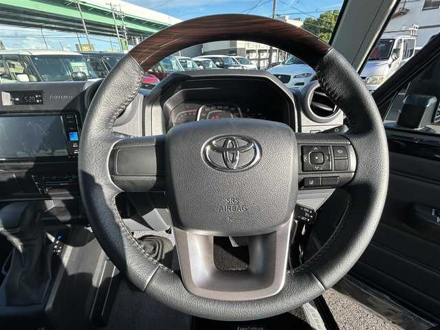 トヨタ ランドクルーザー AX 愛知県 2025(令7)年 0.1万km アティチュードブラックマイカ ４ＷＤ/純正シート（ハーフレザー）/純正ＳＤナビ（NMZK-W73D）/バックカメラ/衝突軽減ブレーキ/オートハイビームシステム/レーンディパーチャーアラート/クルーズコントロール/ＢＴ/ＤＴＶ/ＣＤ／ＤＶＤ/ＥＴＣ/デフロック（標準）/ＤＡＣ/自動防眩ミラー（バックカメラ機能付き）/丸目ＬＥＤヘッドライト/背面スペアタイヤ（カバー付き）/純正フロアマット/純正ＡＷ１６インチ/リアガラス熱線