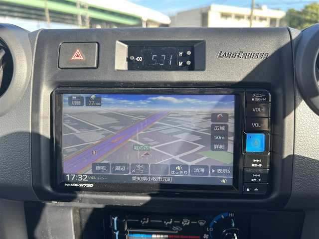 トヨタ ランドクルーザー AX 愛知県 2025(令7)年 0.1万km アティチュードブラックマイカ ４ＷＤ/純正シート（ハーフレザー）/純正ＳＤナビ（NMZK-W73D）/バックカメラ/衝突軽減ブレーキ/オートハイビームシステム/レーンディパーチャーアラート/クルーズコントロール/ＢＴ/ＤＴＶ/ＣＤ／ＤＶＤ/ＥＴＣ/デフロック（標準）/ＤＡＣ/自動防眩ミラー（バックカメラ機能付き）/丸目ＬＥＤヘッドライト/背面スペアタイヤ（カバー付き）/純正フロアマット/純正ＡＷ１６インチ/リアガラス熱線
