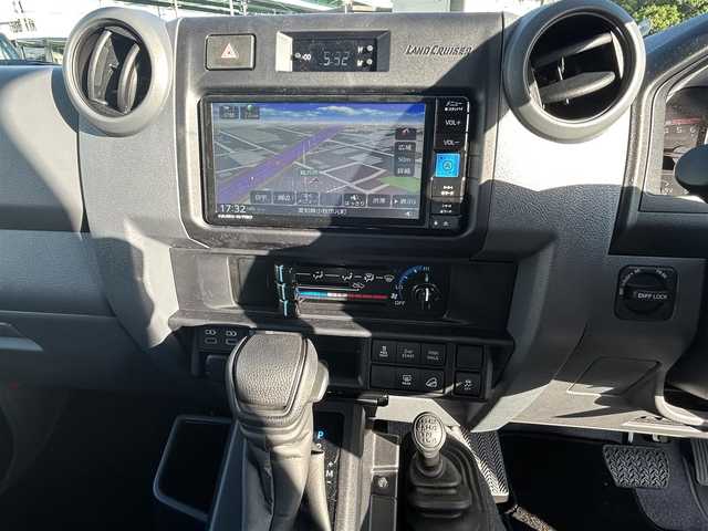 トヨタ ランドクルーザー AX 愛知県 2025(令7)年 0.1万km アティチュードブラックマイカ ４ＷＤ/純正シート（ハーフレザー）/純正ＳＤナビ（NMZK-W73D）/バックカメラ/衝突軽減ブレーキ/オートハイビームシステム/レーンディパーチャーアラート/クルーズコントロール/ＢＴ/ＤＴＶ/ＣＤ／ＤＶＤ/ＥＴＣ/デフロック（標準）/ＤＡＣ/自動防眩ミラー（バックカメラ機能付き）/丸目ＬＥＤヘッドライト/背面スペアタイヤ（カバー付き）/純正フロアマット/純正ＡＷ１６インチ/リアガラス熱線