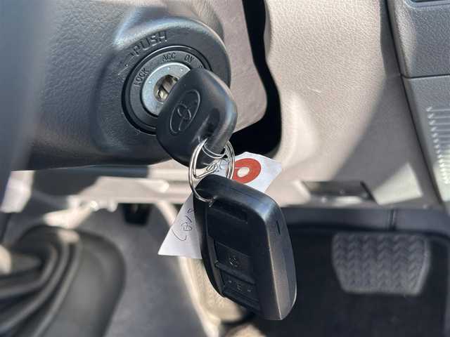 トヨタ ランドクルーザー AX 愛知県 2025(令7)年 0.1万km アティチュードブラックマイカ ４ＷＤ/純正シート（ハーフレザー）/純正ＳＤナビ（NMZK-W73D）/バックカメラ/衝突軽減ブレーキ/オートハイビームシステム/レーンディパーチャーアラート/クルーズコントロール/ＢＴ/ＤＴＶ/ＣＤ／ＤＶＤ/ＥＴＣ/デフロック（標準）/ＤＡＣ/自動防眩ミラー（バックカメラ機能付き）/丸目ＬＥＤヘッドライト/背面スペアタイヤ（カバー付き）/純正フロアマット/純正ＡＷ１６インチ/リアガラス熱線