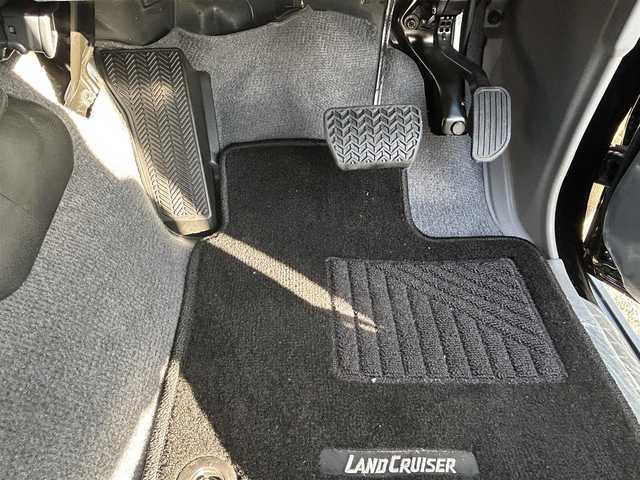 トヨタ ランドクルーザー AX 愛知県 2025(令7)年 0.1万km アティチュードブラックマイカ ４ＷＤ/純正シート（ハーフレザー）/純正ＳＤナビ（NMZK-W73D）/バックカメラ/衝突軽減ブレーキ/オートハイビームシステム/レーンディパーチャーアラート/クルーズコントロール/ＢＴ/ＤＴＶ/ＣＤ／ＤＶＤ/ＥＴＣ/デフロック（標準）/ＤＡＣ/自動防眩ミラー（バックカメラ機能付き）/丸目ＬＥＤヘッドライト/背面スペアタイヤ（カバー付き）/純正フロアマット/純正ＡＷ１６インチ/リアガラス熱線