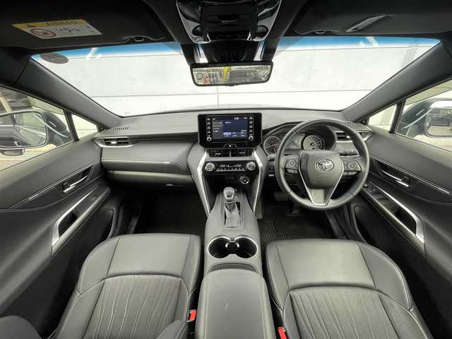 トヨタ ハリアー G 千葉県 2021(令3)年 4万km ブラック トヨタセーフティセンス/・衝突軽減ブレーキ/レーンキープアシスト/・レーダークルーズコントロール/オートハイビーム/・クリアランスソナー/ブラインドスポットモニター/純正ディスプレイナビ/・BT/USB/カープレイ/バックカメラ/ステアリングスイッチ/デジタルインナーミラー/ETC/電動パーキングブレーキ/ブレーキホールド/パワーバックドア/ハーフレザーシート/パワーシート(D席)/LEDヘッドライト/オートライト/フォグライト/スマートキー/プッシュスタート/純正フロアマット/純正18インチAW