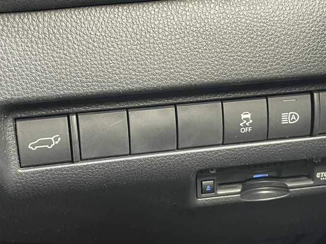 トヨタ ハリアー G 千葉県 2021(令3)年 4万km ブラック トヨタセーフティセンス/・衝突軽減ブレーキ/レーンキープアシスト/・レーダークルーズコントロール/オートハイビーム/・クリアランスソナー/ブラインドスポットモニター/純正ディスプレイナビ/・BT/USB/カープレイ/バックカメラ/ステアリングスイッチ/デジタルインナーミラー/ETC/電動パーキングブレーキ/ブレーキホールド/パワーバックドア/ハーフレザーシート/パワーシート(D席)/LEDヘッドライト/オートライト/フォグライト/スマートキー/プッシュスタート/純正フロアマット/純正18インチAW