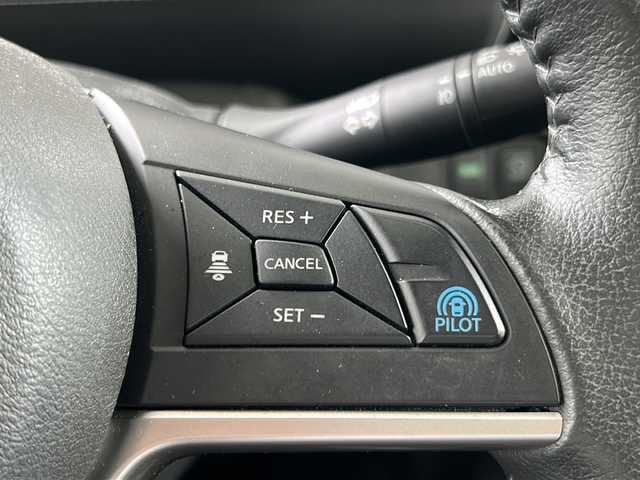 日産 セレナ ハイウェイスター Vセレクション 京都府 2018(平30)年 5.5万km ブリリアントホワイトパール プロパイロット　/（先行車追従、ハンドル支援、ナビリンク）/社外ＳＤナビ　/（AVIC-RZ801)/フルセグＴＶ　/Bluetooth/CD/DVD再生機能/iPod/AUX/全方位カメラ/デジタルインナーミラー　/禁煙車　/両側パワースライドドア　/前後コーナーセンサー/ウォークスルー　/ＬＥＤヘッドライト　/スマートキー/純正AW16インチ　/スタッドレスタイヤ付/ウィンカーミラー /アイドリングストップ