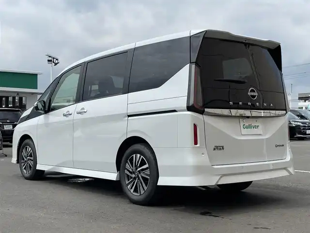 日産 セレナ e－パワー ハイウェイスター V 東京都 2025(令7)年 0.1千km プリズムホワイト 登録済未使用車/ヘッドランプ オートレベライザー+アダプティブLEDヘッドライトシステム+インテリジェント アラウンドビューモニター（移動物 検知機能付）+インテリジェント ルームミラー+アドバンスドドライブアシストディスプレイ（12.3インチカラーディスプレイ）+統合型インターフェースディスプレイ+ワイヤレス充電器+6スピーカー+NissanConnectナビゲーションシステム（地デジ内蔵）+車載通信ユニット（TCU［Telematics Control Unit］）+ETC2.0ユニット（ビルトインタイプ）+ドライブレコーダー（前後セット）+プロパイロット（ナビリンク機能付）+プロパイロット緊急停止支援システム（SOSコール機能付）+SOSコール（488400円）後席専用モニターHDMI NissanConnectナビ付車用(125400円)/電子ミラー　ワイヤレス充電　全周囲カメラ　ETC2.0　BSM　アダプティブLEDヘッド　6スピーカー　両側電動