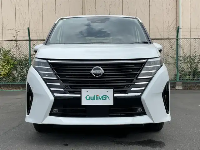 日産 セレナ e－パワー ハイウェイスター V 東京都 2025(令7)年 0.1千km プリズムホワイト 登録済未使用車/ヘッドランプ オートレベライザー+アダプティブLEDヘッドライトシステム+インテリジェント アラウンドビューモニター（移動物 検知機能付）+インテリジェント ルームミラー+アドバンスドドライブアシストディスプレイ（12.3インチカラーディスプレイ）+統合型インターフェースディスプレイ+ワイヤレス充電器+6スピーカー+NissanConnectナビゲーションシステム（地デジ内蔵）+車載通信ユニット（TCU［Telematics Control Unit］）+ETC2.0ユニット（ビルトインタイプ）+ドライブレコーダー（前後セット）+プロパイロット（ナビリンク機能付）+プロパイロット緊急停止支援システム（SOSコール機能付）+SOSコール（488400円）後席専用モニターHDMI NissanConnectナビ付車用(125400円)/電子ミラー　ワイヤレス充電　全周囲カメラ　ETC2.0　BSM　アダプティブLEDヘッド　6スピーカー　両側電動