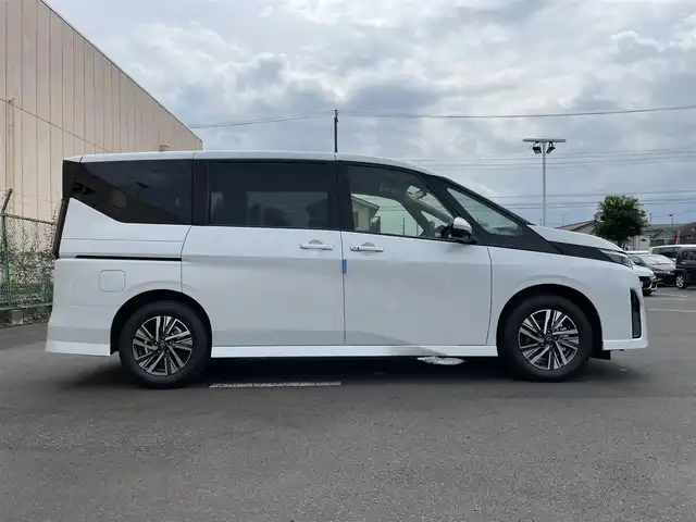 日産 セレナ e－パワー ハイウェイスター V 東京都 2025(令7)年 0.1千km プリズムホワイト 登録済未使用車/ヘッドランプ オートレベライザー+アダプティブLEDヘッドライトシステム+インテリジェント アラウンドビューモニター（移動物 検知機能付）+インテリジェント ルームミラー+アドバンスドドライブアシストディスプレイ（12.3インチカラーディスプレイ）+統合型インターフェースディスプレイ+ワイヤレス充電器+6スピーカー+NissanConnectナビゲーションシステム（地デジ内蔵）+車載通信ユニット（TCU［Telematics Control Unit］）+ETC2.0ユニット（ビルトインタイプ）+ドライブレコーダー（前後セット）+プロパイロット（ナビリンク機能付）+プロパイロット緊急停止支援システム（SOSコール機能付）+SOSコール（488400円）後席専用モニターHDMI NissanConnectナビ付車用(125400円)/電子ミラー　ワイヤレス充電　全周囲カメラ　ETC2.0　BSM　アダプティブLEDヘッド　6スピーカー　両側電動