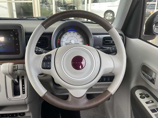 スズキ ラパン X 静岡県 2024(令6)年 1万km フォーンベージュM 安全装備/・レーンキープアシスト/・後方コーナーセンサー/純正ナビ/・FM/AM/Bluetooth/主要装備/・シートヒーター　/・オートライト　/・アイドリングストップ　/・バックカメラ　/・スマートキー　/・プッシュスタート　/・ディスプレイオーディオ　/・純正アルミホイール　　/・純正ＬＥＤライト