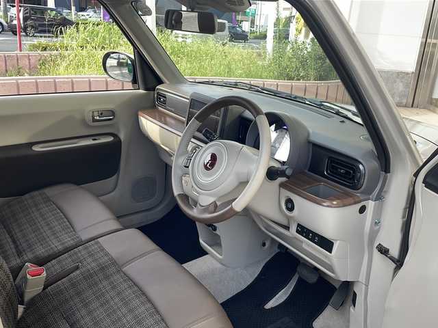 スズキ ラパン X 静岡県 2024(令6)年 1万km フォーンベージュM 安全装備/・レーンキープアシスト/・後方コーナーセンサー/純正ナビ/・FM/AM/Bluetooth/主要装備/・シートヒーター　/・オートライト　/・アイドリングストップ　/・バックカメラ　/・スマートキー　/・プッシュスタート　/・ディスプレイオーディオ　/・純正アルミホイール　　/・純正ＬＥＤライト