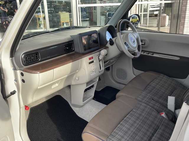 スズキ ラパン X 静岡県 2024(令6)年 1万km フォーンベージュM 安全装備/・レーンキープアシスト/・後方コーナーセンサー/純正ナビ/・FM/AM/Bluetooth/主要装備/・シートヒーター　/・オートライト　/・アイドリングストップ　/・バックカメラ　/・スマートキー　/・プッシュスタート　/・ディスプレイオーディオ　/・純正アルミホイール　　/・純正ＬＥＤライト