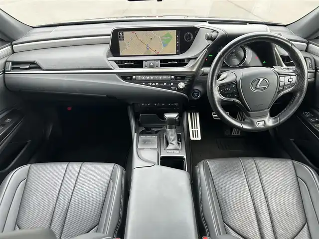 レクサス ＥＳ 300h Fスポーツ 岡山県 2021(令3)年 8.4万km ブラック 登録時走行距離83465km/純正12.3インチナビ/フルセグTV(AM.FM.CD.DVD.TV.BT)/バックカメラ/サンルーフ/ETC2.0/ブラインドスポットモニター/前後ドライブレコーダー/シートヒーター/エアシート/ステアリングヒーター/クリアランスソナー/衝突軽減ブレーキ/横滑り防止装置/レーダークルーズコントロール/レーンキープアシスト/オートライト/オートマチックハイビーム/アイドリングストップ/電動リアゲート/20インチAW/社外フロアマット/合皮シート/D+N席パワーシート