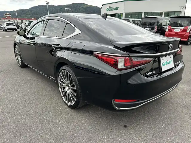 レクサス ＥＳ 300h Fスポーツ 岡山県 2021(令3)年 8.4万km ブラック 登録時走行距離83465km/純正12.3インチナビ/フルセグTV(AM.FM.CD.DVD.TV.BT)/バックカメラ/サンルーフ/ETC2.0/ブラインドスポットモニター/前後ドライブレコーダー/シートヒーター/エアシート/ステアリングヒーター/クリアランスソナー/衝突軽減ブレーキ/横滑り防止装置/レーダークルーズコントロール/レーンキープアシスト/オートライト/オートマチックハイビーム/アイドリングストップ/電動リアゲート/20インチAW/社外フロアマット/合皮シート/D+N席パワーシート