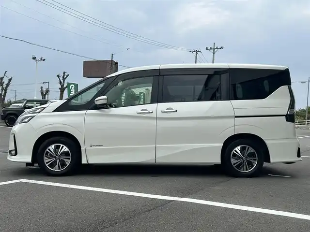 日産 セレナ e－パワー ハイウェイスター V 愛媛県 2022(令4)年 4.7万km ブリリアントホワイトパール プロパイロット/純正ナビ（Bluetooth/メモリ/フルセグテレビ）/アラウンドビューモニター/ETC/純正フリップダウンモニター/ドライブレコーダー/レーダークルーズコントロール/ブラインドスポットモニター/インテリジェントルームミラー/HDMI/USB入力端子/純正15インチアルミホイール/純正フロアマット/ABS/横滑り防止装置/前後コーナーセンサー/レーンキープアシスト/盗難防止装置/LEDヘッドライト/カーテンエアバック