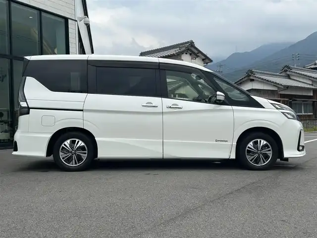 日産 セレナ e－パワー ハイウェイスター V 愛媛県 2022(令4)年 4.7万km ブリリアントホワイトパール プロパイロット/純正ナビ（Bluetooth/メモリ/フルセグテレビ）/アラウンドビューモニター/ETC/純正フリップダウンモニター/ドライブレコーダー/レーダークルーズコントロール/ブラインドスポットモニター/インテリジェントルームミラー/HDMI/USB入力端子/純正15インチアルミホイール/純正フロアマット/ABS/横滑り防止装置/前後コーナーセンサー/レーンキープアシスト/盗難防止装置/LEDヘッドライト/カーテンエアバック