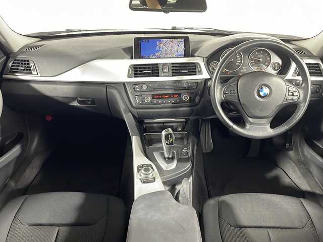 ＢＭＷ ３２０ｄ ブルーパフォーマンス スポーツ 沖縄県 2013(平25)年 6.8万km アルピンホワイトⅢ 禁煙車　/純正ナビ　/(Ｂｌｕｅｔｏｏｔｈ接続　Ｄ　ＤＶＤ再生)　/バックカメラ　/メモリー付きパワーシート　/コーナーセンサー　/ステアリングリモコン　/ＥＴＣ　/ＬＥＤヘッドライト　/オートライト　/純正アルミホイール/スマートキー/スペアキー