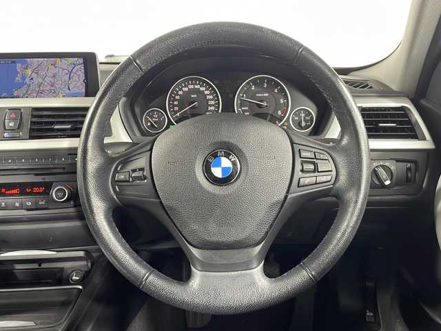 ＢＭＷ ３２０ｄ ブルーパフォーマンス スポーツ 沖縄県 2013(平25)年 6.8万km アルピンホワイトⅢ 禁煙車　/純正ナビ　/(Ｂｌｕｅｔｏｏｔｈ接続　Ｄ　ＤＶＤ再生)　/バックカメラ　/メモリー付きパワーシート　/コーナーセンサー　/ステアリングリモコン　/ＥＴＣ　/ＬＥＤヘッドライト　/オートライト　/純正アルミホイール/スマートキー/スペアキー