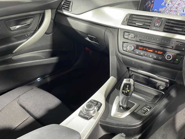 ＢＭＷ ３２０ｄ ブルーパフォーマンス スポーツ 沖縄県 2013(平25)年 6.8万km アルピンホワイトⅢ 禁煙車　/純正ナビ　/(Ｂｌｕｅｔｏｏｔｈ接続　Ｄ　ＤＶＤ再生)　/バックカメラ　/メモリー付きパワーシート　/コーナーセンサー　/ステアリングリモコン　/ＥＴＣ　/ＬＥＤヘッドライト　/オートライト　/純正アルミホイール/スマートキー/スペアキー